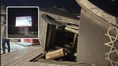 Balıkesir'de lodos nedeniyle belediyeye ait dev ekran devrildi