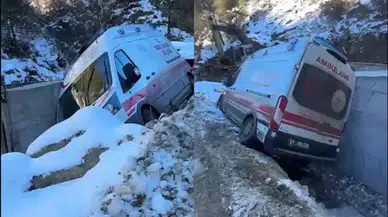 Adana'da buzlanma kazaya neden oldu: Ambulans şarampole devrildi
