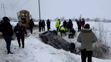 Erzincan'da polis aracı şarampole devrildi: 2 yaralı