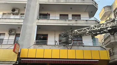 Antalya'da 3 katlı binada korkutan yangın