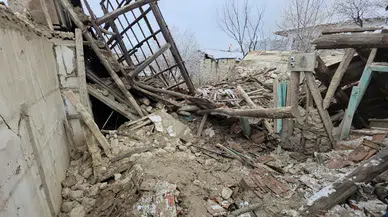 Kütahya'da iki katlı ahşap ev çöktü: Güvercinlerini beslemek isterken enkaz altında kaldı!