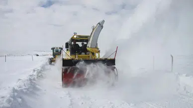 Erzincan'da kapanan 503 köy yolunda çalışmalar sürüyor