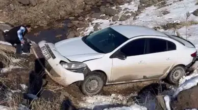 Şanlurfa'da otomobil köprüden dereye uçtu