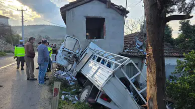 Muğla'da kontrolden çıkan kamyonet eve çarptı: 19 yaşındaki genç, hayatını kaybetti