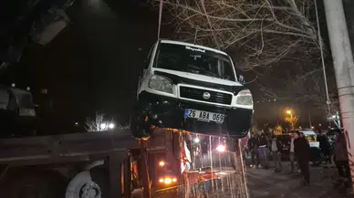 Eskişehir'de el freni çekilmeyen araç Porsuk Çayı'na düştü