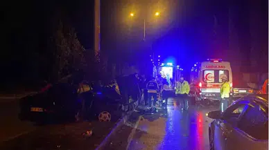 Adana Ceyhan’da korkunç kaza: Otomobil ikiye bölündü! 2 yaralı