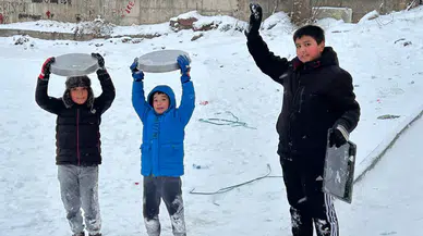 Kayseri'de kar yağışını eğlenceye dönüştüren çocuklar tepsilerle kaydı