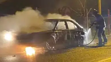 Manisa'da seyir halindeki otomobil alev alev yandı