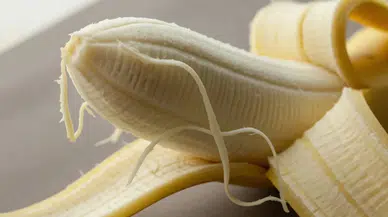 Muz yerken üzerindeki lifleri atıyor musunuz? Liflerin bilinmeyen faydaları!