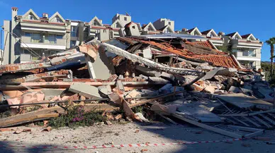 Marmaris'te güçlendirme çalışması yapılan apart otel çöktü!