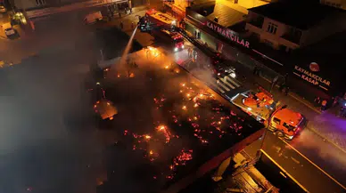 Ataşehir'de yangın paniği: Bina çatısı küle döndü