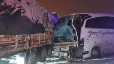 Bingöl'de yolcu otobüsü ile tır çarpıştı: Yaralılar var