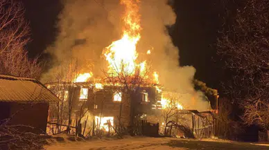 Karabük'te iki katlı ahşap ev alev alev yandı