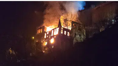 Safranbolu'da 200 yıllık tarih küle döndü: Dev konak alev alev yandı!