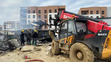 Arnavutköy’de şantiye yangını: İşçilerin kaldığı konteynerlar alev aldı