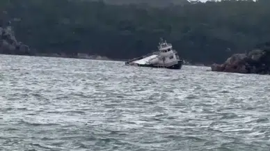 Balıkesir'de fırtına nedeniyle sürüklenen feribot karaya oturdu