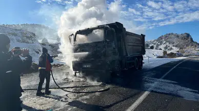 Yozgat’ta seyir halindeki kamyon alev aldı
