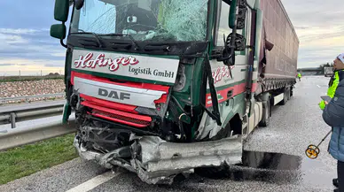 Edirne otoyolunda tır dehşeti: Bariyerleri kağıt gibi ezdi!
