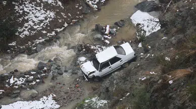 Hatay'da metrelerce yüksekten dereye uçan otomobilden saniyelerle kurtuldu