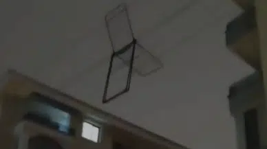 Konya’da fırtına kabusu: Havada uçan çamaşırlık elektrik tellerine takıldı!