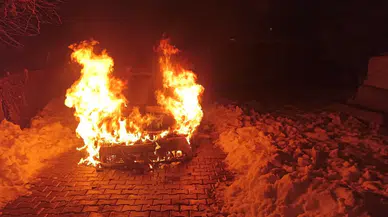 Diyarbakır'da seyir halindeki araç alev topuna döndü: Sürücü canını zor kurtardı!