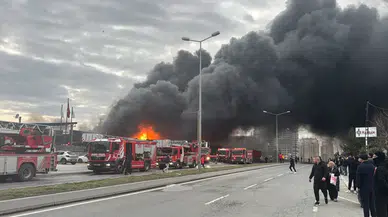 Büyükçekmece'de fabrika deposunda feci yangın: Çok sayıda itfaiye ekibi sevk edildi!