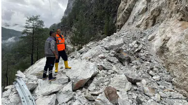 Antalya Büyükşehir Belediyesi ekiplerinden Alacami yolunda heyelan çalışması