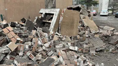 Edirne'de bir apartmanın bacası çöktü