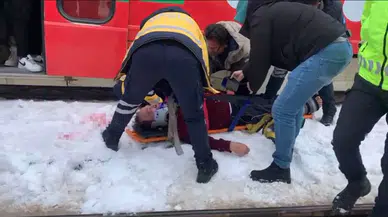 Gaziantep'te yolun karşısına geçen adama tramvay çarptı