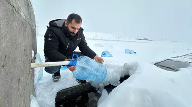 Erzurum'da su hatları dondu: Vatandaşlar bidonlarla su taşıdı