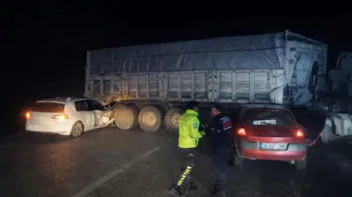 Balıkesir'de sis kazayı beraberinde getirdi: 2 otomobil tırın dorsesine çarptı, 8 kişi yaralandı
