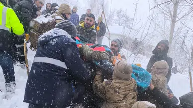 Van'da bir mahalleye çığ düştü: 22 ev boşaltıldı, 1 kişi hayatını kaybetti