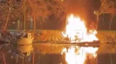 Küçükçekmece'de iskeleye bağlı 2 kayık alev alev yandı!