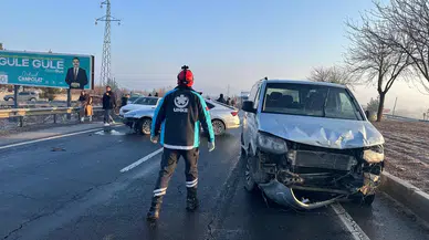 Şanlıurfa’da işçi servisi ağaca çarptı, 7 yaralı!