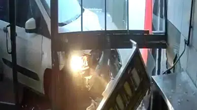 Konya'da lavaş getiren araç dönerci dükkanına daldı!