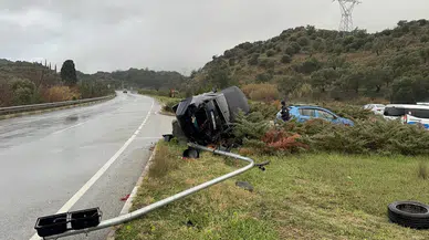 Aydın Söke'de trafik kazası: Devrilen otomobildeki 2 kişi yaralandı