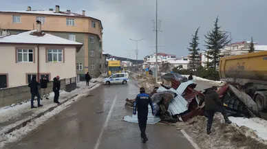 Samsun'da kuvvetli rüzgar okul çatısını yola savurdu