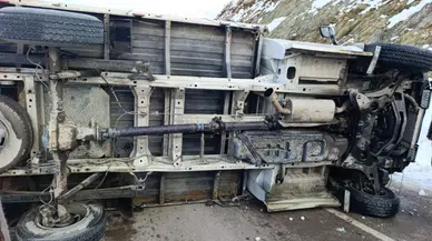 Hakkari Derecik'te kamyonet devrildi: 2 yaralı