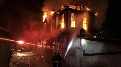 Kastamonu'da üç katlı tarihi konak alev alev yandı