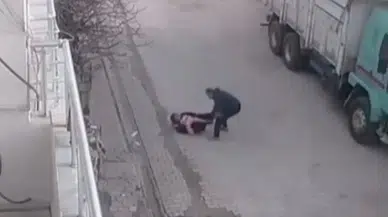 Sokak ortasında bebekli anneye ve küçük kıza acımasız saldırı! Mardin'de kan donduran dehşet kamerada