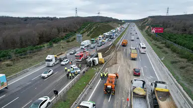 Kuzey Marmara Otoyolu'nda hafriyat kamyonu devrildi!
