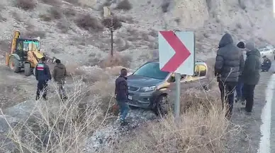 Erzurum'da buzlanma kazası: Otomobil araziye uçtu!