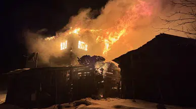 Karabük'te yangın: 2 katlı ev küle döndü