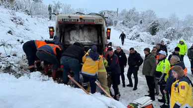 Bartın'da temizlik işçisi çöp kamyonu ve toprak yığınının arasına sıkıştı