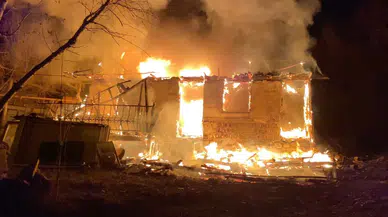 Çorum'da feci yangın: Ev ve depo kullanılmaz hale geldi