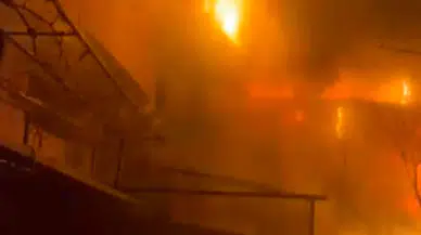 Sancaktepe'de yangın paniği: Ahşap baraka alev alev yandı!