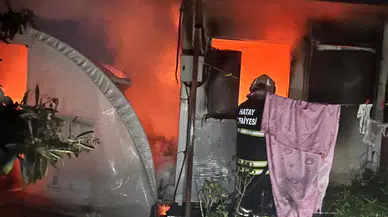 Altınözü'nde yangın paniği: Konteyner ve çadır kullanılamaz hale geldi