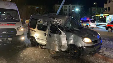 Elazığ'da ticari araç, buzlanma nedeniyle direğe çarptı: 1'i ağır 4 yaralı