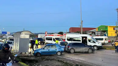 Hatay'da 9 araçlık zincirleme kaza: Otomobil durağa daldı!