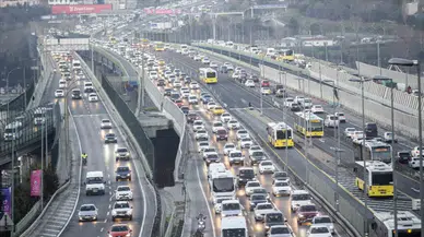 İstanbul'da kent genelinde trafik yoğunluğu yüzde 63!